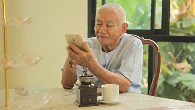 Seniors, here's an app-aid to your rescue, thanks to HelpAge India